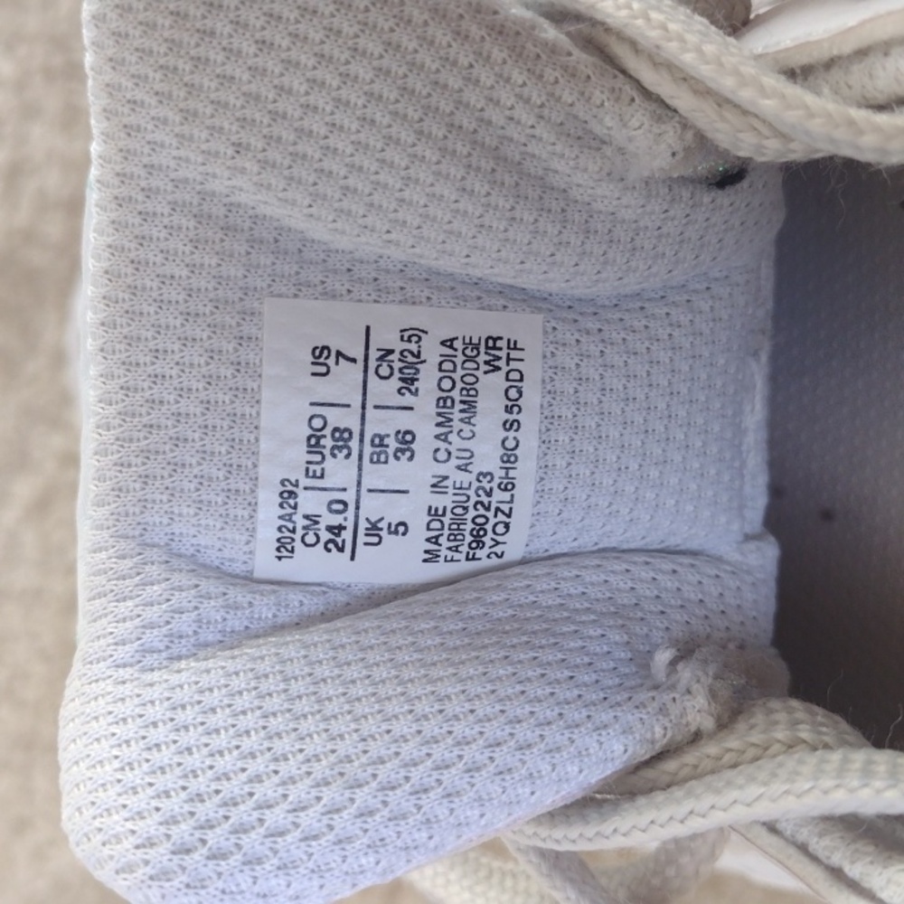 Women's Asics size 7 color white court shoe - Picture 6 of 6